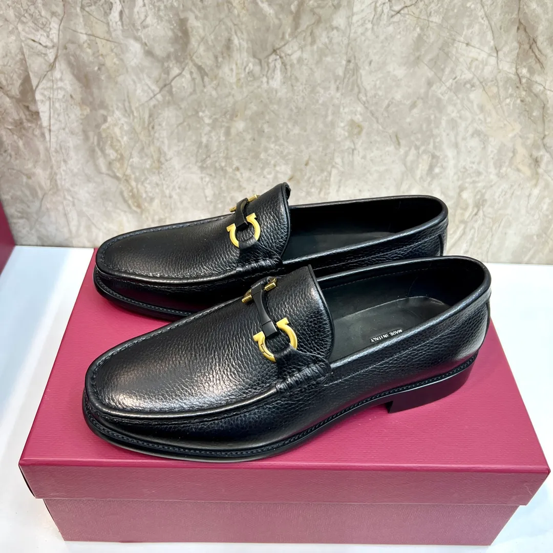 Original quality P580 Brand: Ferragamo Standard size: Men's size 38/44 (45 can be customized) Grade: Same style as the official website High-quality men's shoes Material: Customized first-layer calfskin with water-dyed cowhide lining Cowhide tiptoe Original non-slip and wear-resistant rubber outsole Style category: Men's formal business leather shoes Young and fashionable European and American trends British style Casual matching Comfortable feet Color: Actual picture
